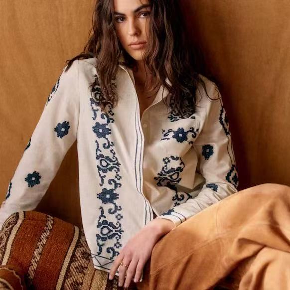 Damebluse med kunstneriske broderier og klassisk krave Stilla