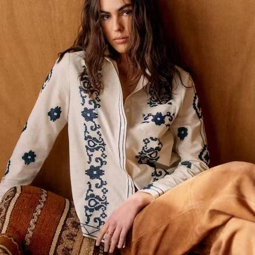 Damebluse med kunstneriske broderier og klassisk krave Stilla