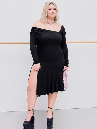 Dame off-shoulder kjole med asymmetrisk kant og flæse detalje Stilla