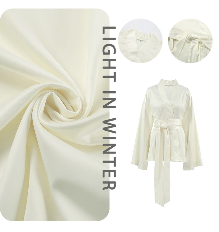 Dame Satin- jumpsuit med elegant omslag design og svajende kant Stilla