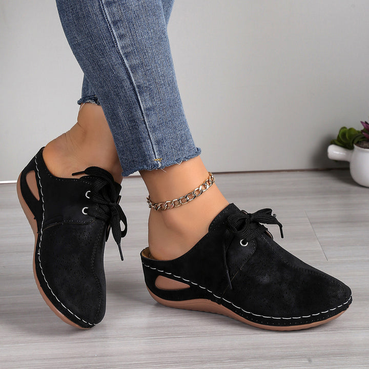Dame sneakers med elegant snørering og åndbar perforering Stilla