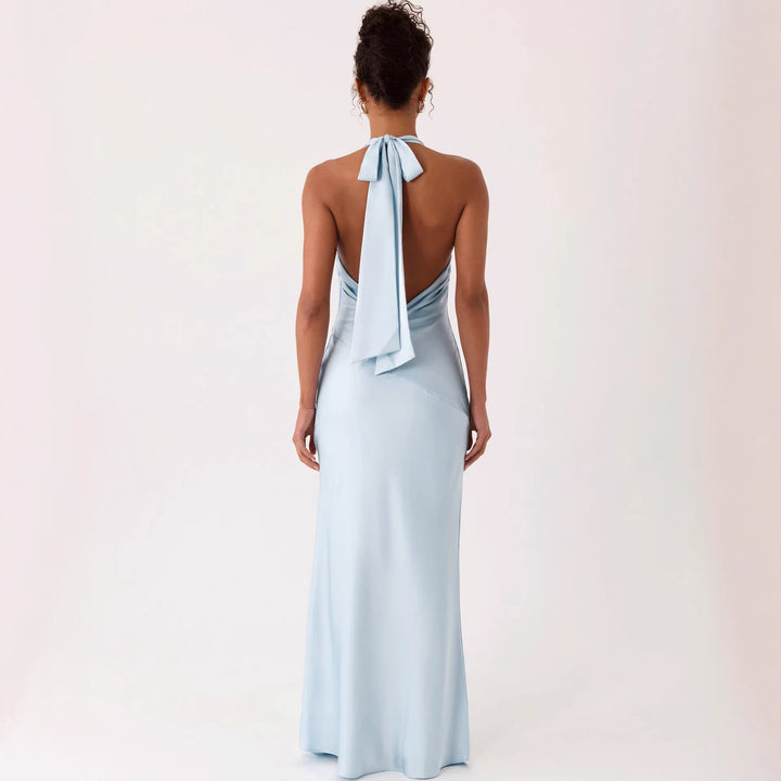 Dame elegante aftenkjoler med elegant halterneck design og flydende stof