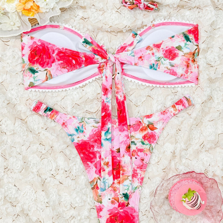 Dame bikini-sæt med floralt design og elegant smykkedetalje Stilla