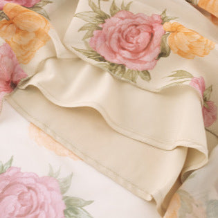 Dame maxikjole med romantisk blomsterprint og sarte flæsedetaljer Stilla