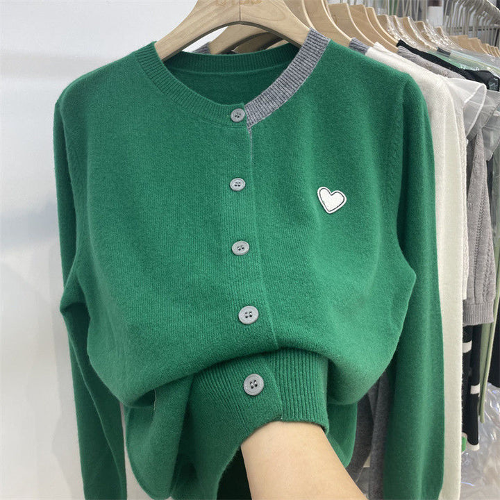 Dame cardigan med kontrasterende detaljer og elegant hjerteapplikation Stilla