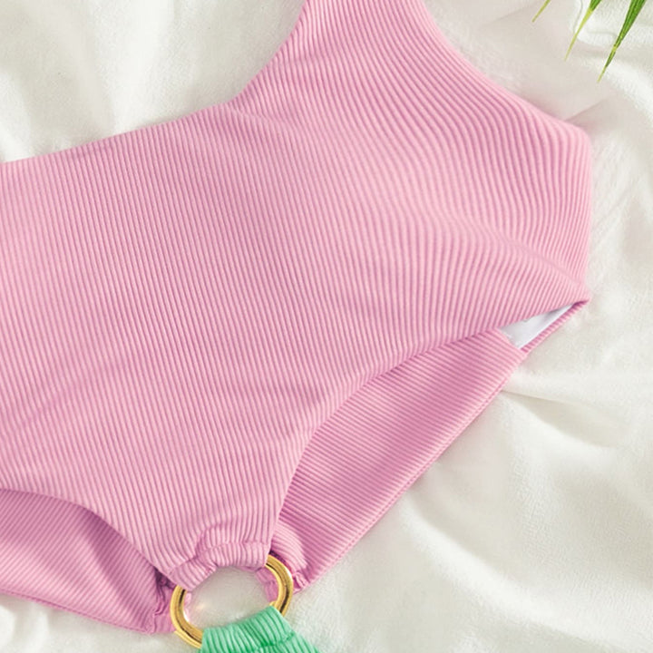 Dame designer-bikini med moderigtigt ribdesign og dekorativ ring Skovae