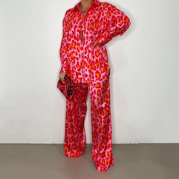 Dame Satin-jumpsuit med attraktivt leopardmønster Stilla