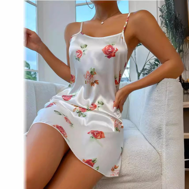Dame Satin-nattkjole med blomstret design og spaghetti stropper Skovae