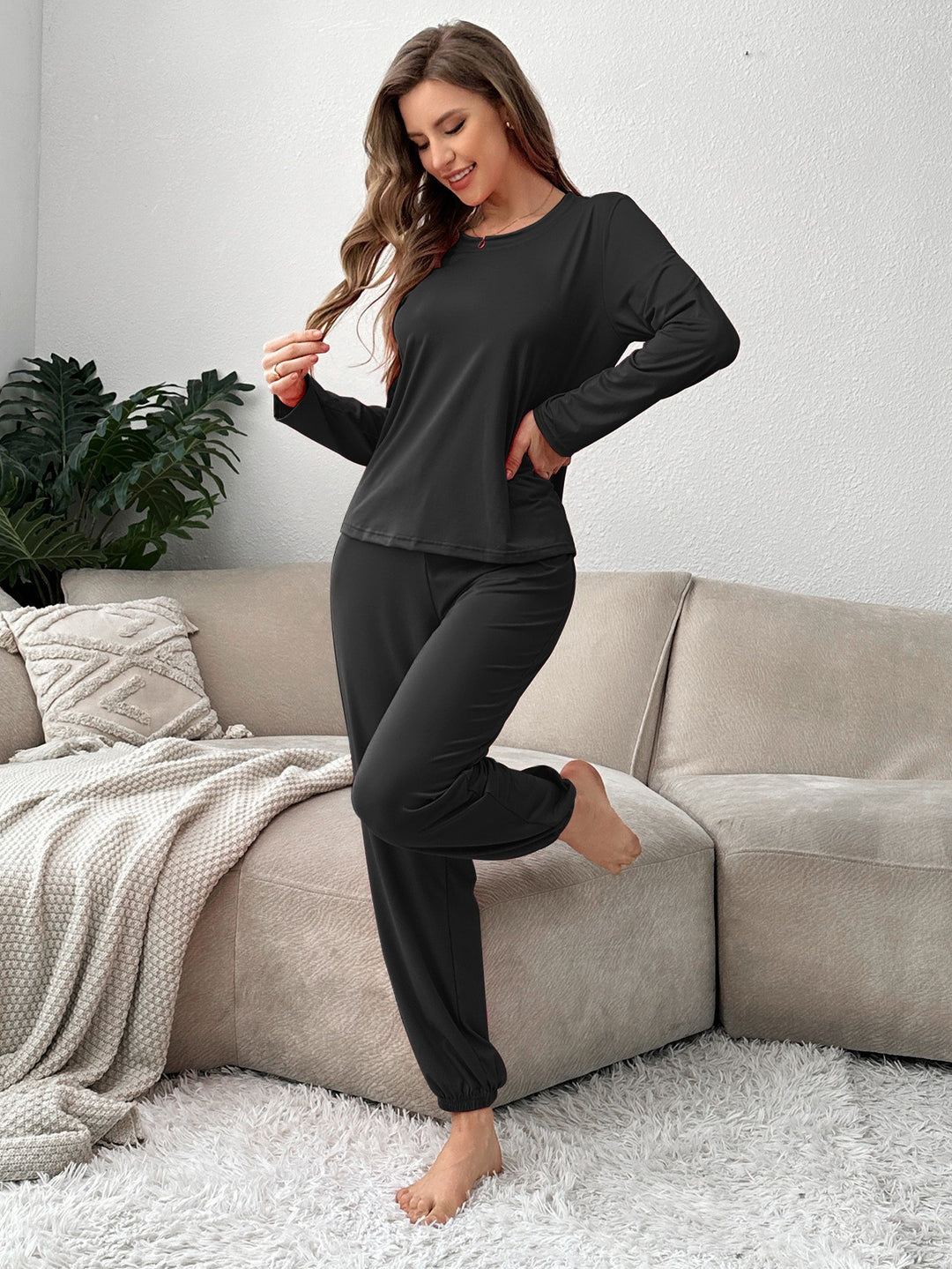 Dame pyjamasæt lavet af blødt materiale med lange ærmer og elastisk bånd Stilla