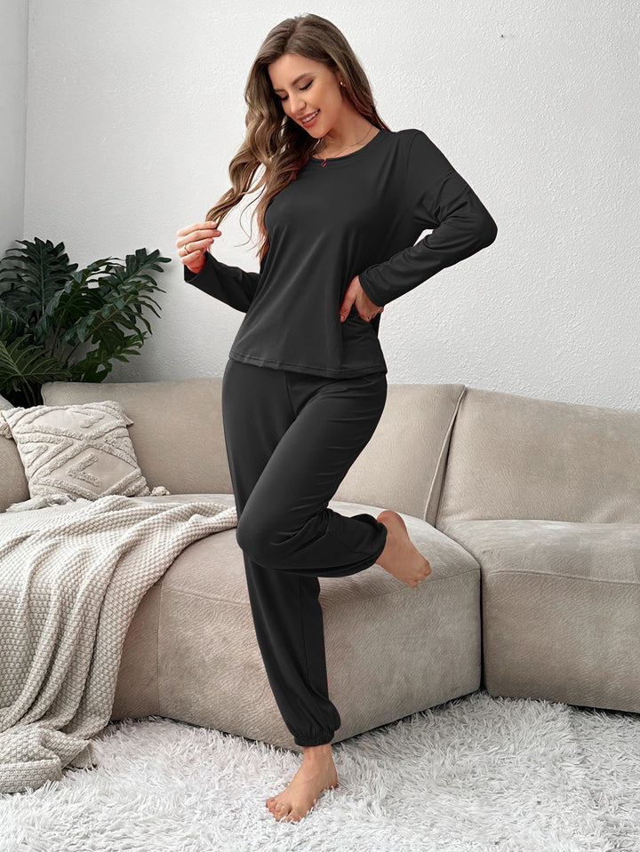 Dame pyjamasæt lavet af blødt materiale med lange ærmer og elastisk bånd Stilla