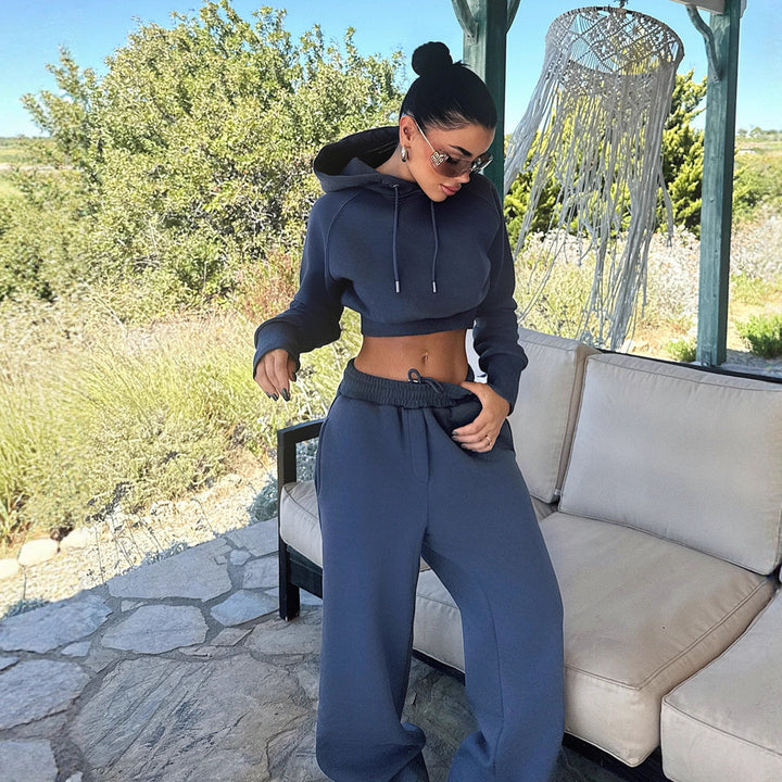 Dame cropped hoodie og løse joggebukser i afslappet design Skovae