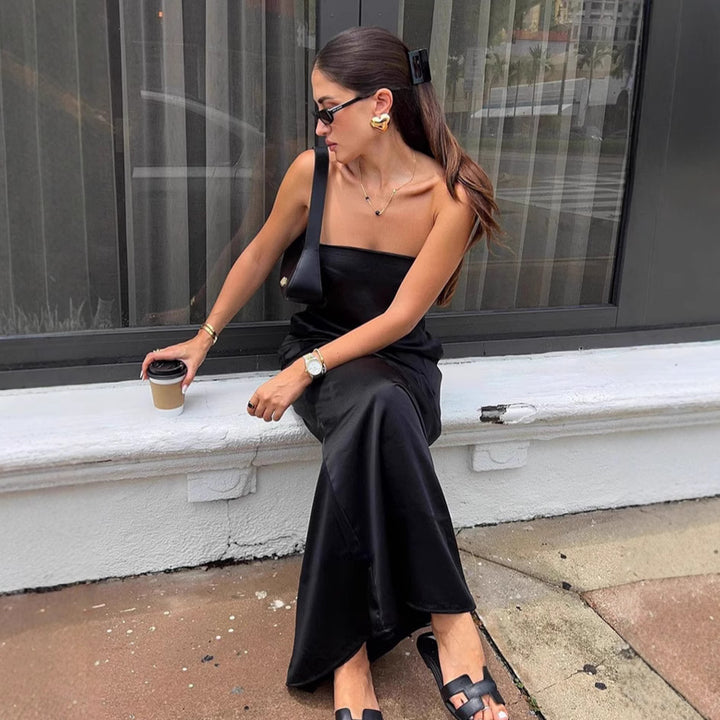 Dame maxikjole med off-shoulder design og elegant satinlook Stilla