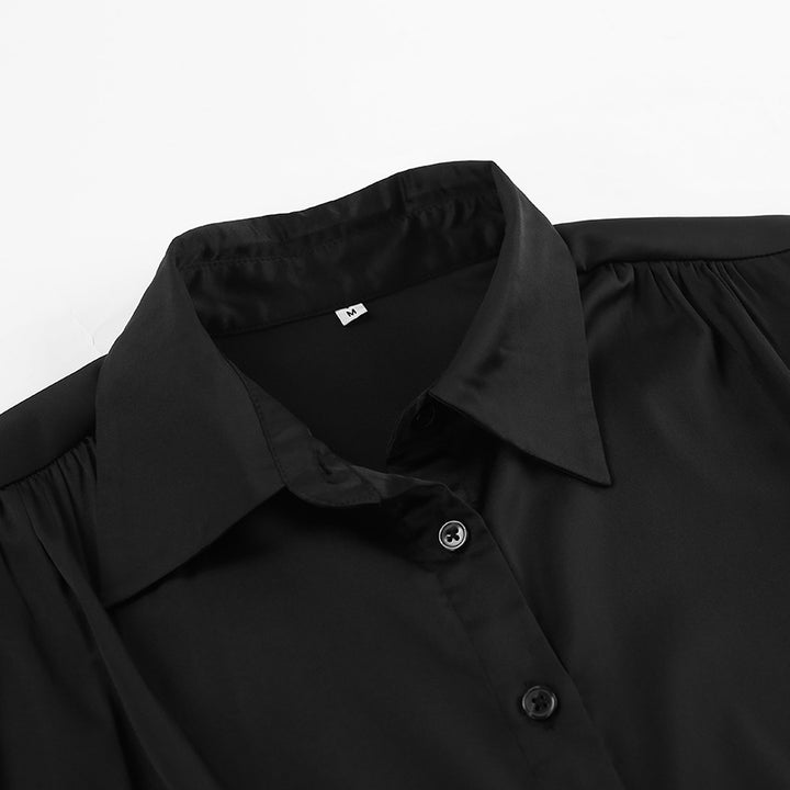 Dame silkebluse med elegante knapdetaljer og luksuriøs glans Stilla