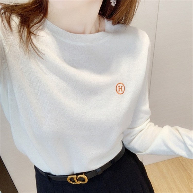 Dame afslappet strikpullover med elegant rundhalssnit og fine detaljer Stilla