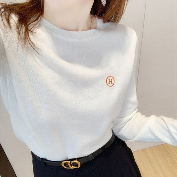 Dame afslappet strikpullover med elegant rundhalssnit og fine detaljer Stilla