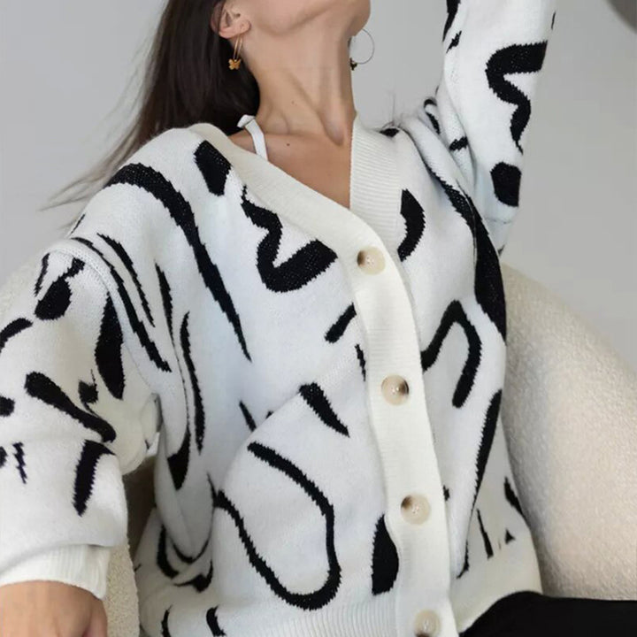 Dame cardigan med moderne mønster og elegante knapper