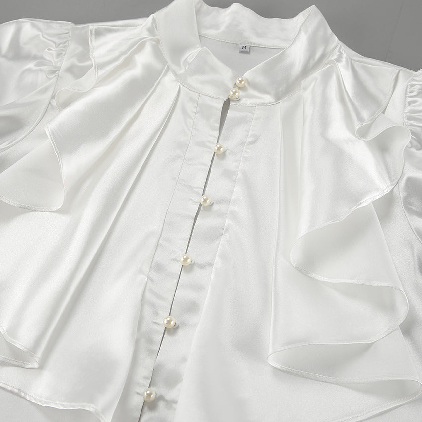 Damebluse med flæsedetaljer og elegant satinlook Stilla