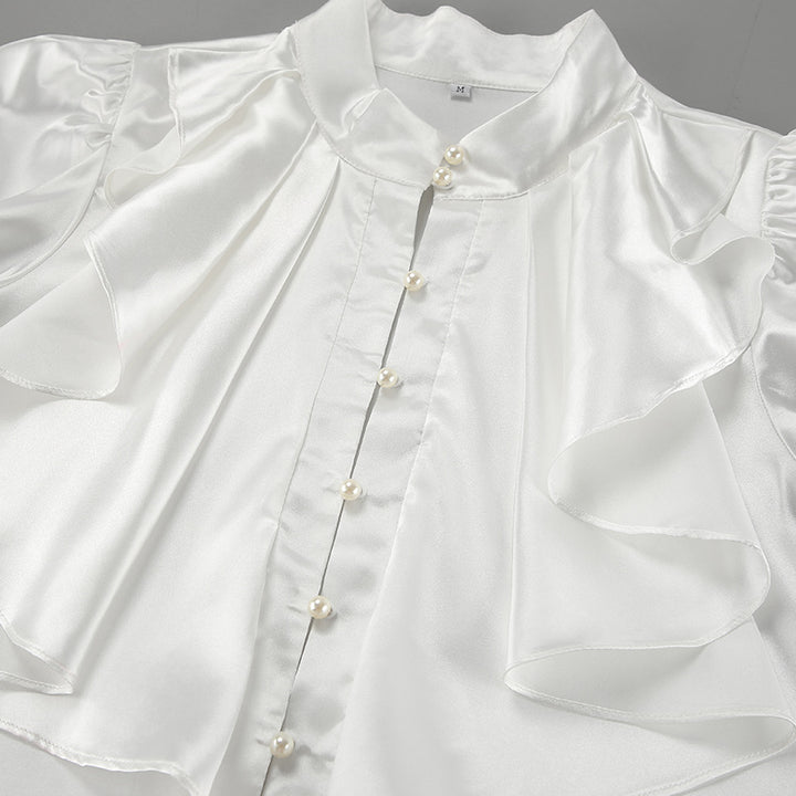 Damebluse med flæsedetaljer og elegant satinlook Stilla