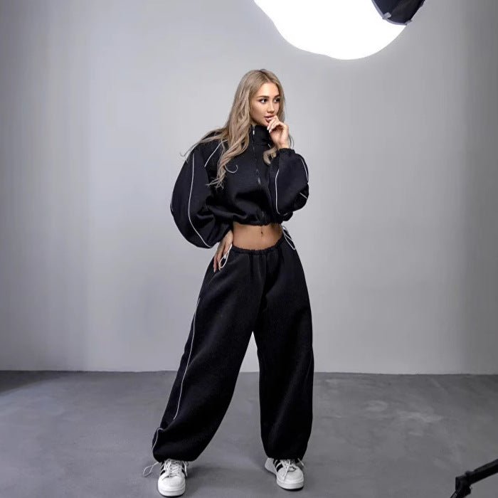 Kvindernes sporty hoodie lavet af blødt fleece med høj krave og elastisk talje Skovae