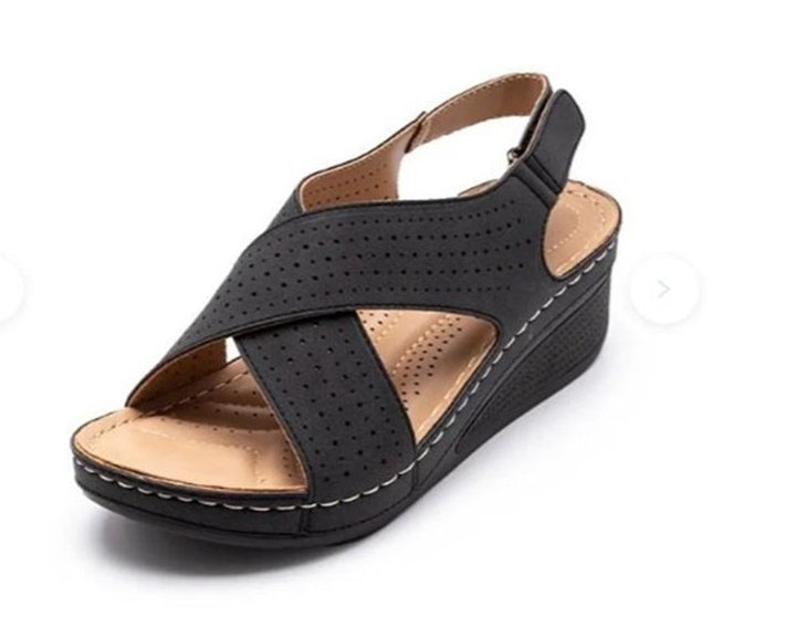Dame Wedge-sandaletter med perforerede detaljer og justerbar rem Stilla