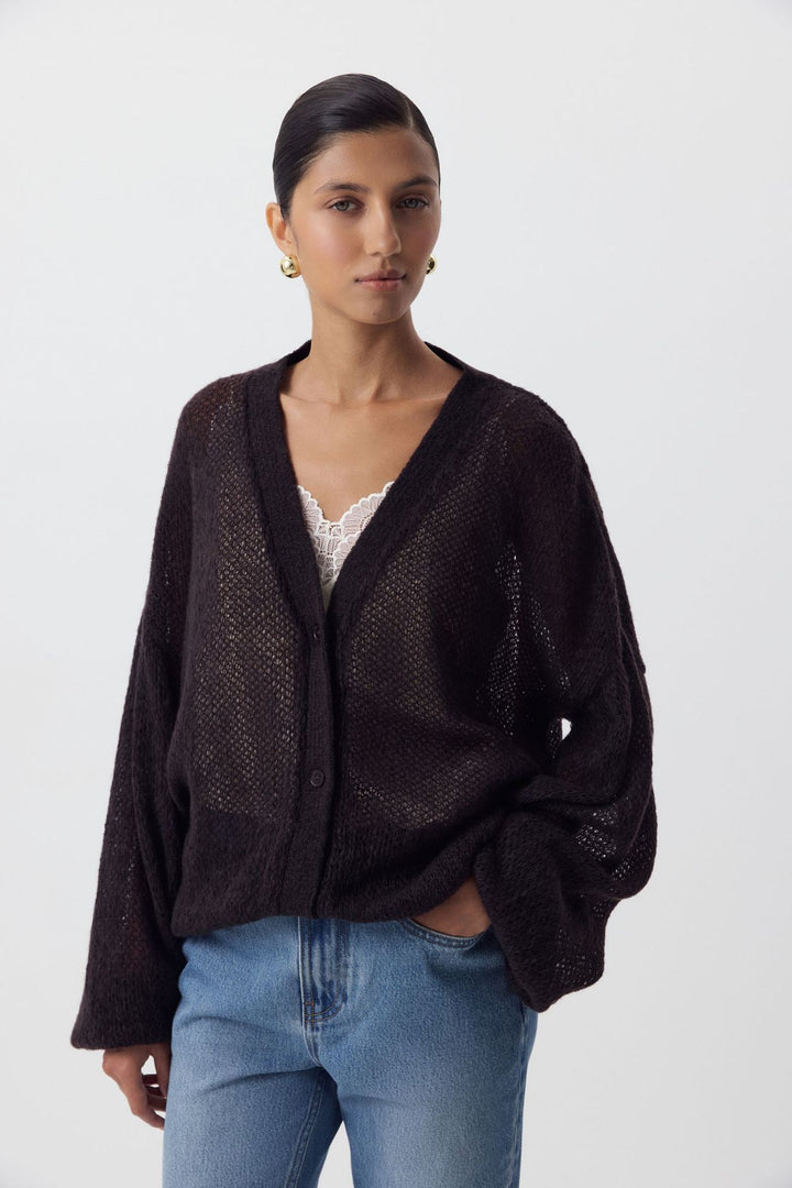 Kvinders afslappede strikket cardigan med fint blondermønster og elegant V-hals Stilla