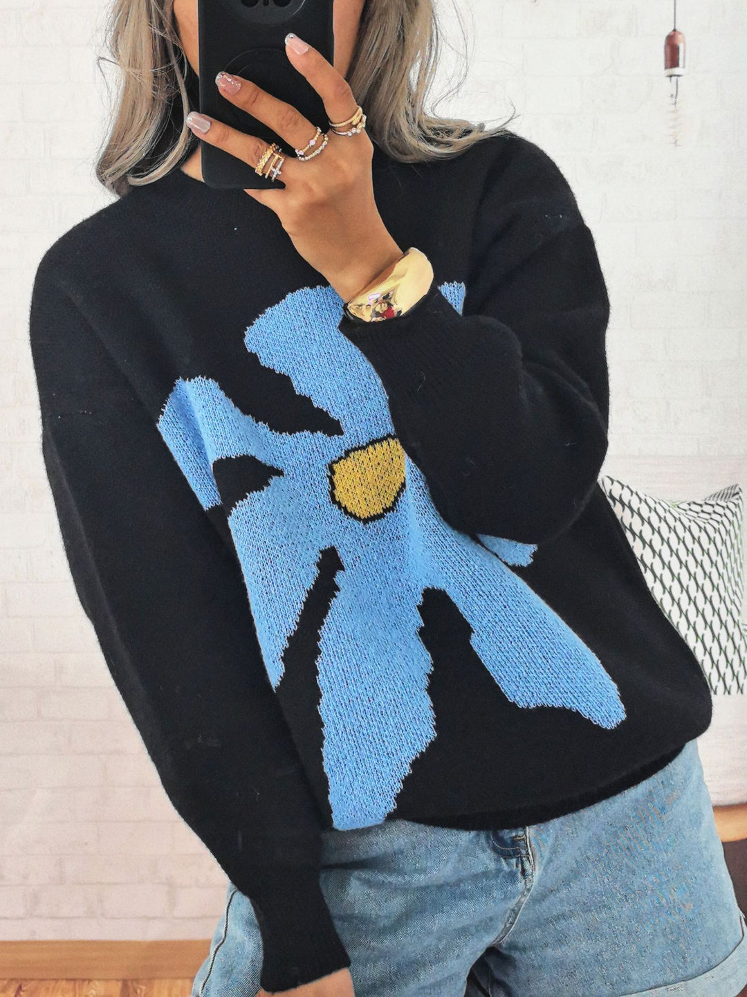Kvinders afslappede strikket sweater med farverigt blomster mønster og sænkede skuldre Stilla