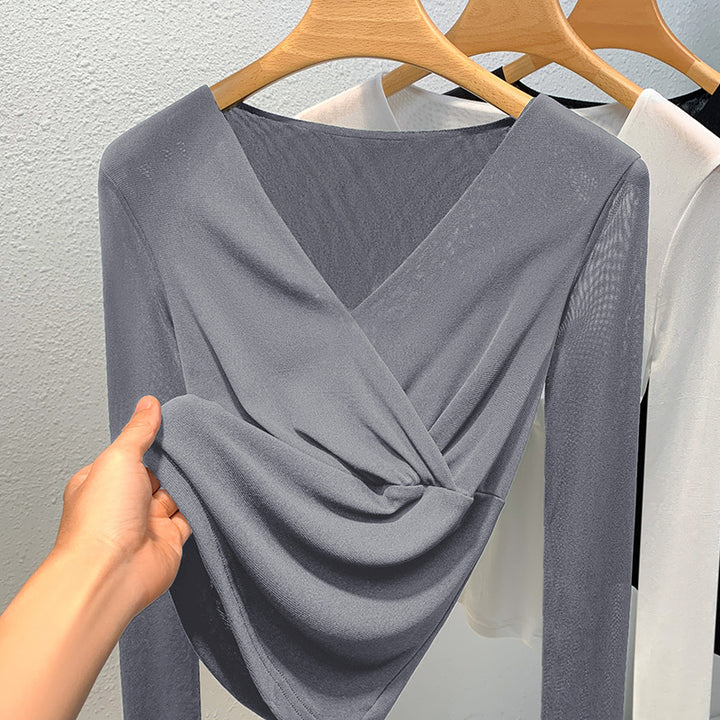 Dame elegant indpakningsbluse lavet af flydende materiale med raffinerede draperingsdetaljer Stilla