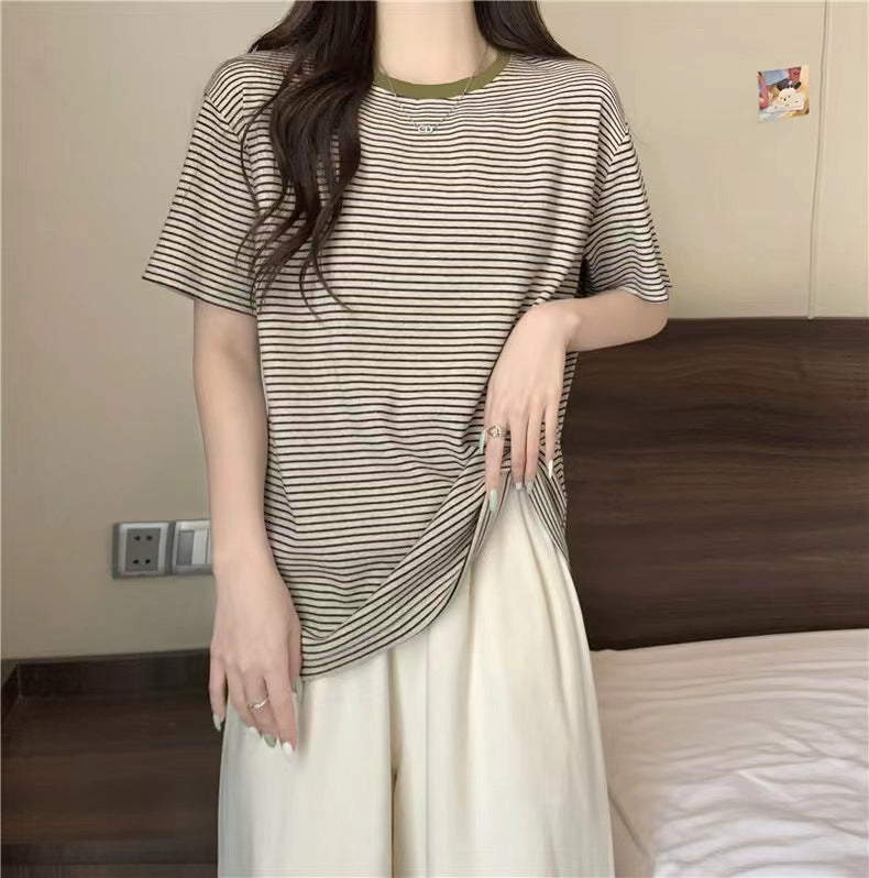 Femme Relaxed Fit Stribet T-Shirt med Kontrast Udsnit Stilla
