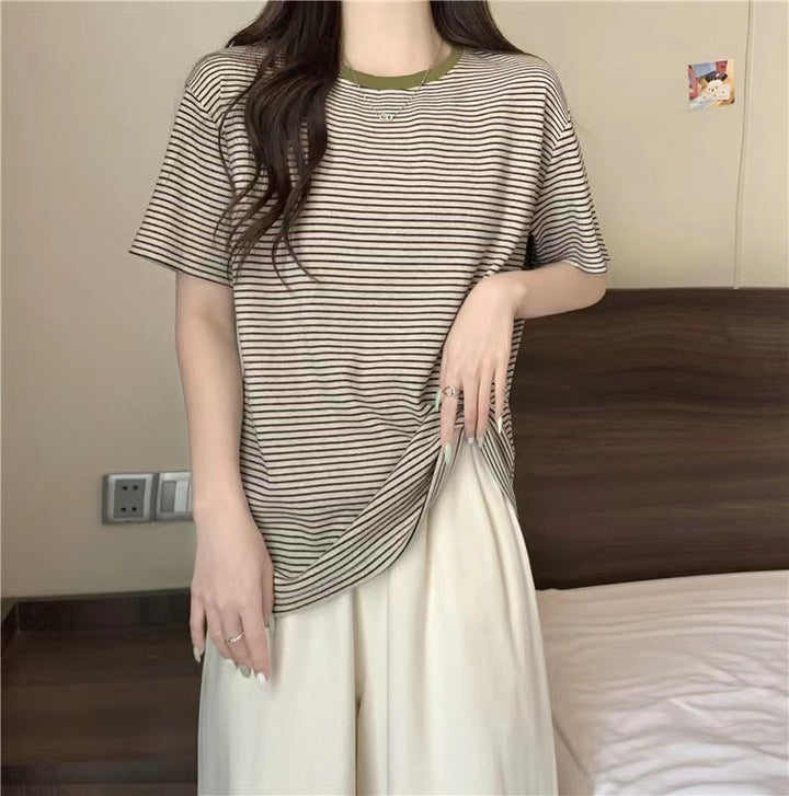 Femme Relaxed Fit Stribet T-Shirt med Kontrast Udsnit Stilla