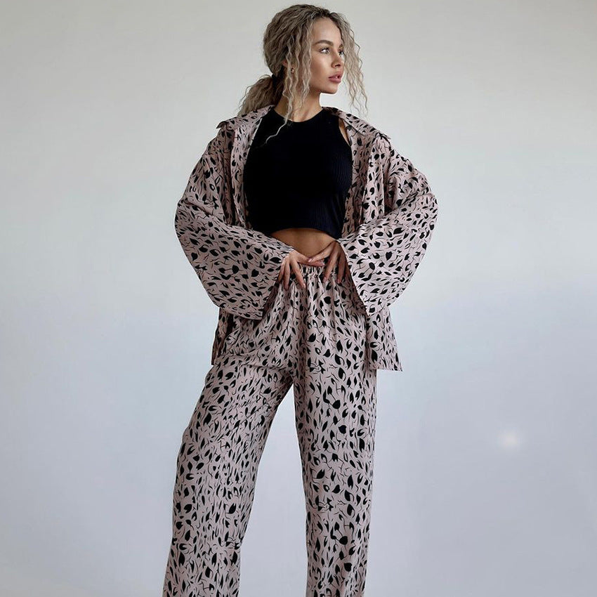 Dame afslappet pyjamasæt med moderne bladmønstre og bred pasform Stilla