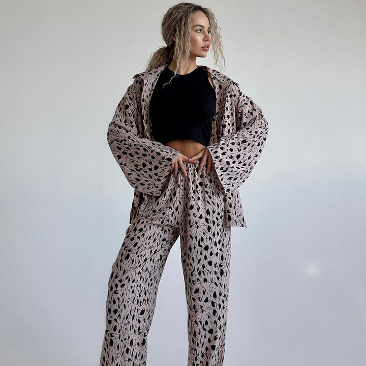 Dame afslappet pyjamasæt med moderne bladmønstre og bred pasform Stilla