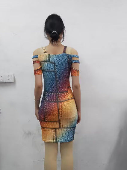Dame figurtilpasset kjole med moderne cut-out-detaljer og dekorative kæder Stilla