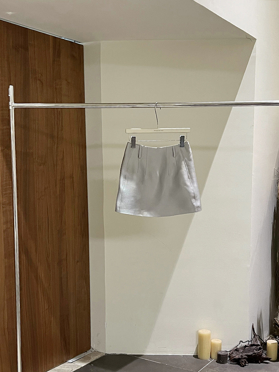 Dame elegant kort nederdel lavet af glat satin med høj talje og minimalistisk silhuet Stilla
