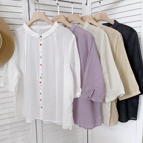 Femme Let Button-Up Bluse med Farverigt Knapdetalje Stilla