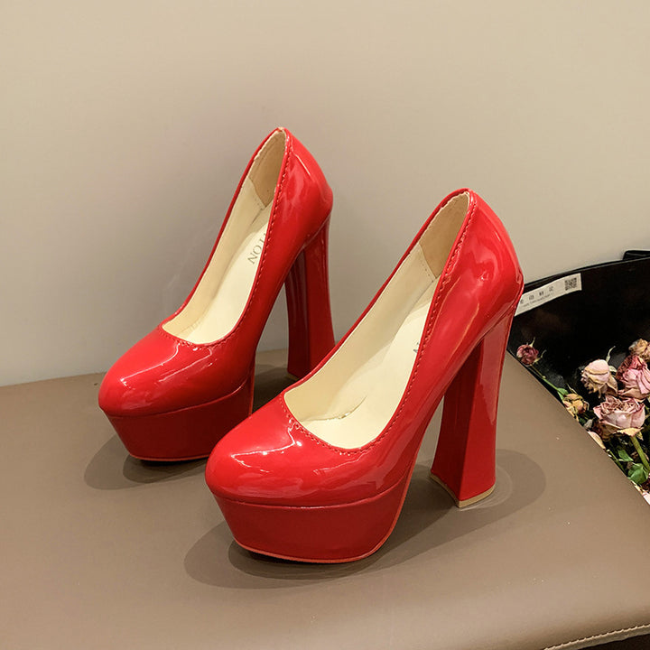 Dame plateau pumps med elegant højglans-look og stabil platform Stilla