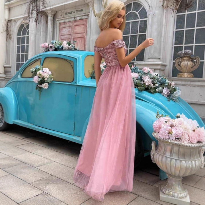 Kvinders elegante aftenkjole med off-shoulder look og funklende udsmykninger