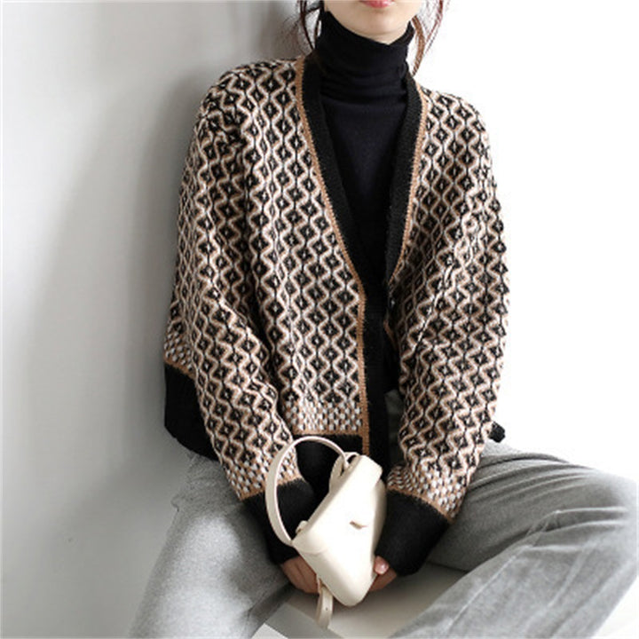 Dameligt chunky strikket cardigan med moderne geometriske mønstre og knaplukning Stilla