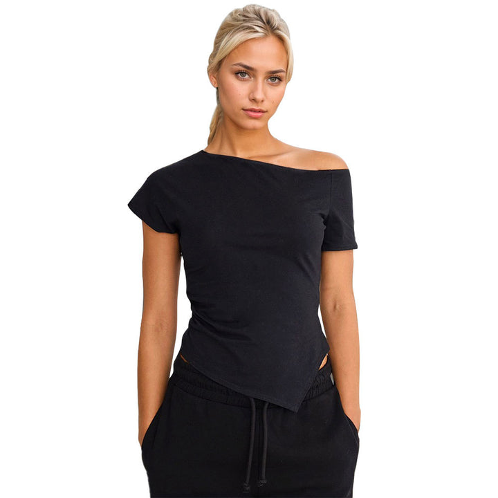 Kvindernes asymmetriske top med moderigtig halterneck design og dekorativt udsnit Stilla