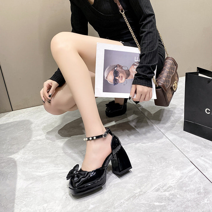 Dame Plateau-Pumps med elegant sløjfe-design og perlesmykke Stilla