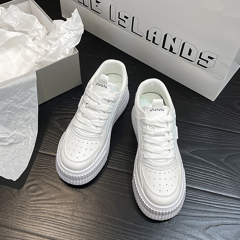 Dame Elegant Plateau-Sneaker med åndbar overfladestruktur og modeaccentuer Stilla