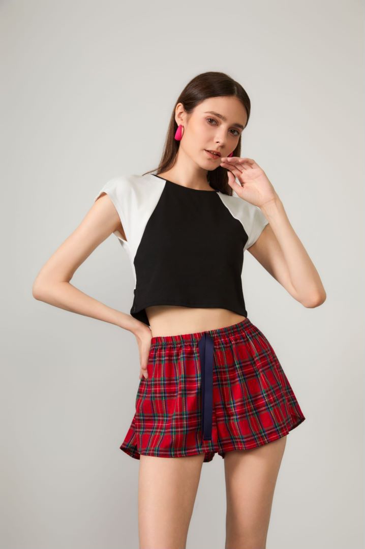 Dame afslappet crop-top med moderne V-patch og ternede shorts Stilla