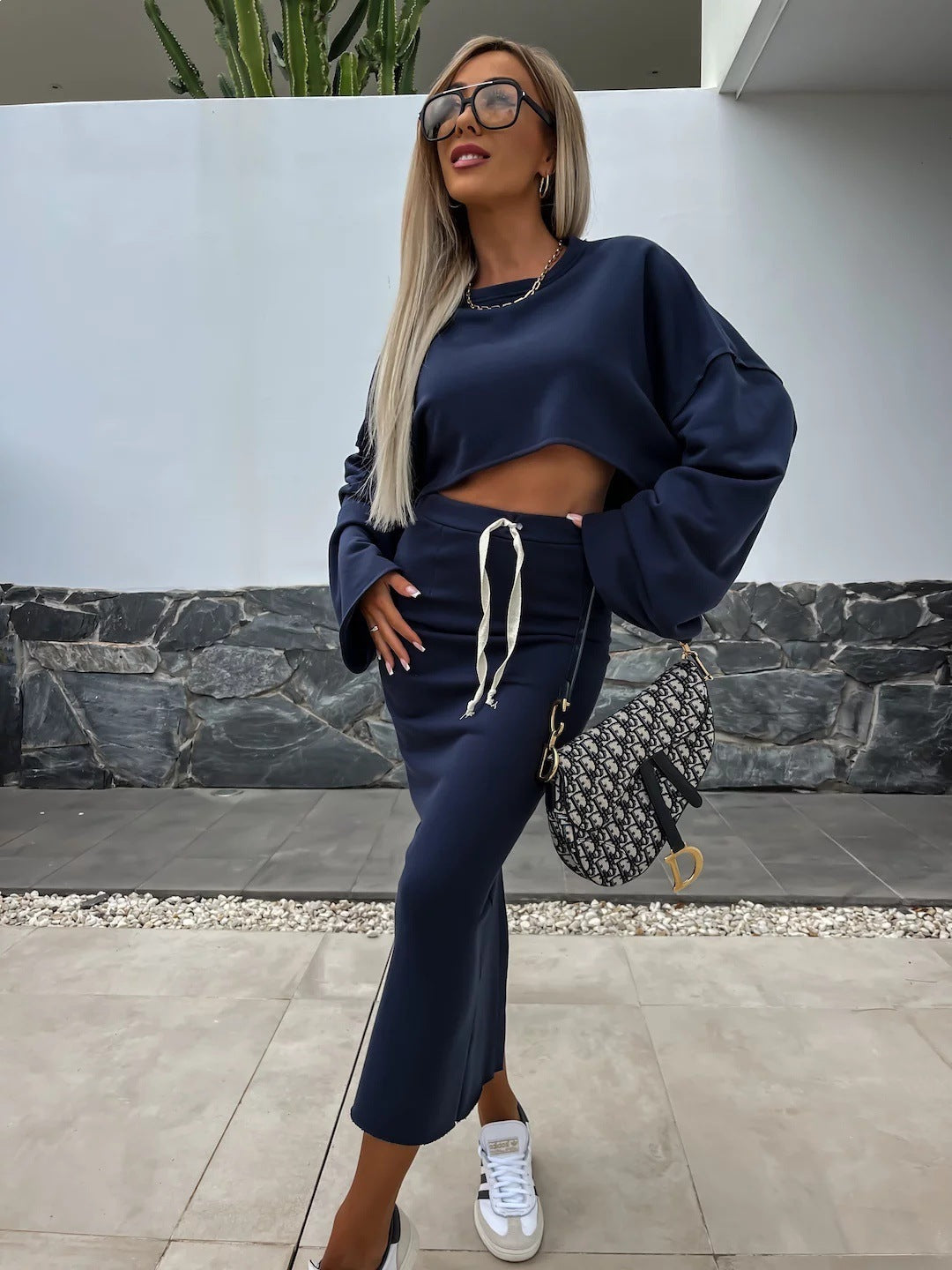 Kvinders cropped sæt bestående af bluse med lange ermer og tætsiddende maxi nederdel Skovae