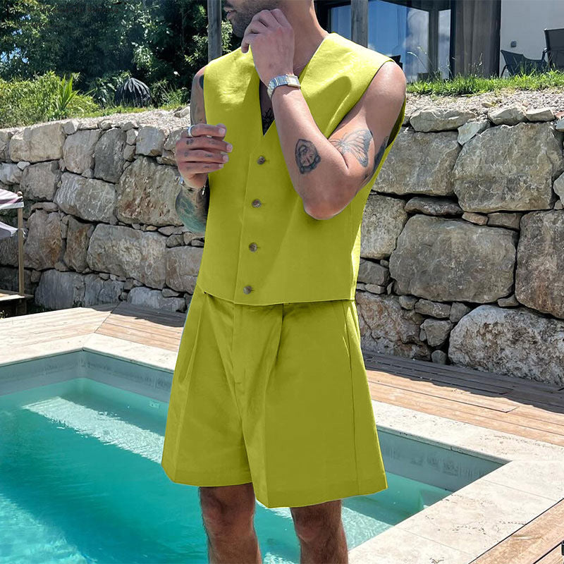 Dame i et elegant skræddersyet sæt med figursyet vest og højtaljede shorts Skovae