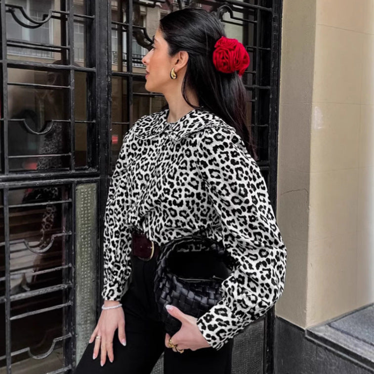 Dame Rynkebluse med dyreagtigt mønster og elegant krave Stilla