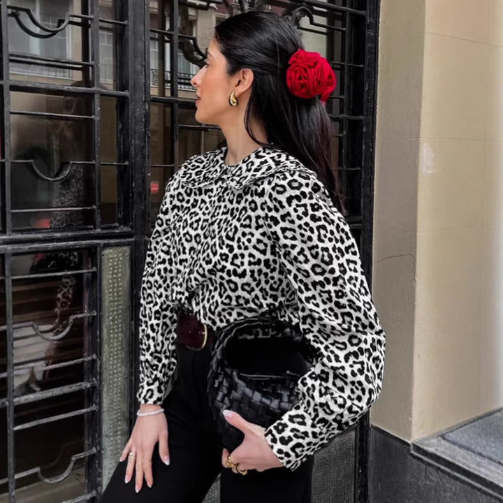 Dame Rynkebluse med dyreagtigt mønster og elegant krave Stilla