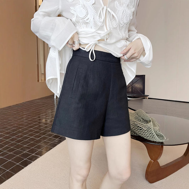 Dame elegante shorts i minimalistisk stil med høj talje og praktiske lommer Stilla
