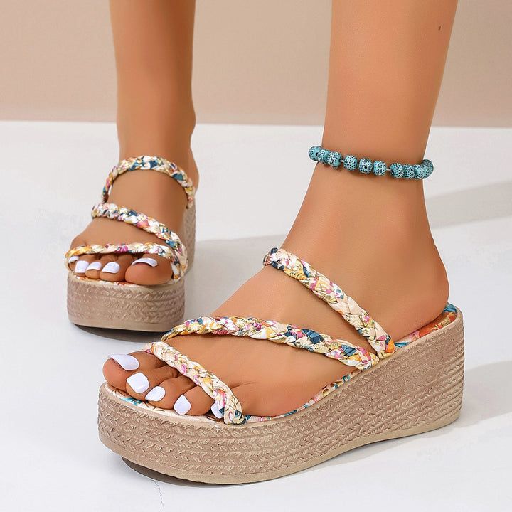 Dame Plateau-sandaler med flettede remme og blomsterdesign Stilla