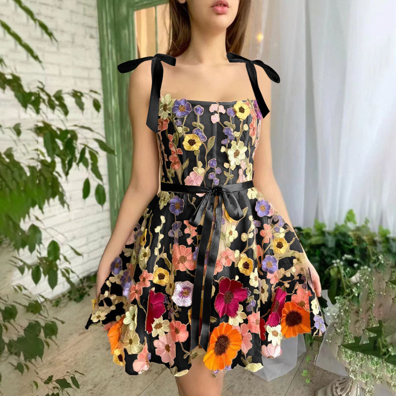 Dame blomsterbroderet chiffonkjole med skulderfri stropper Stilla