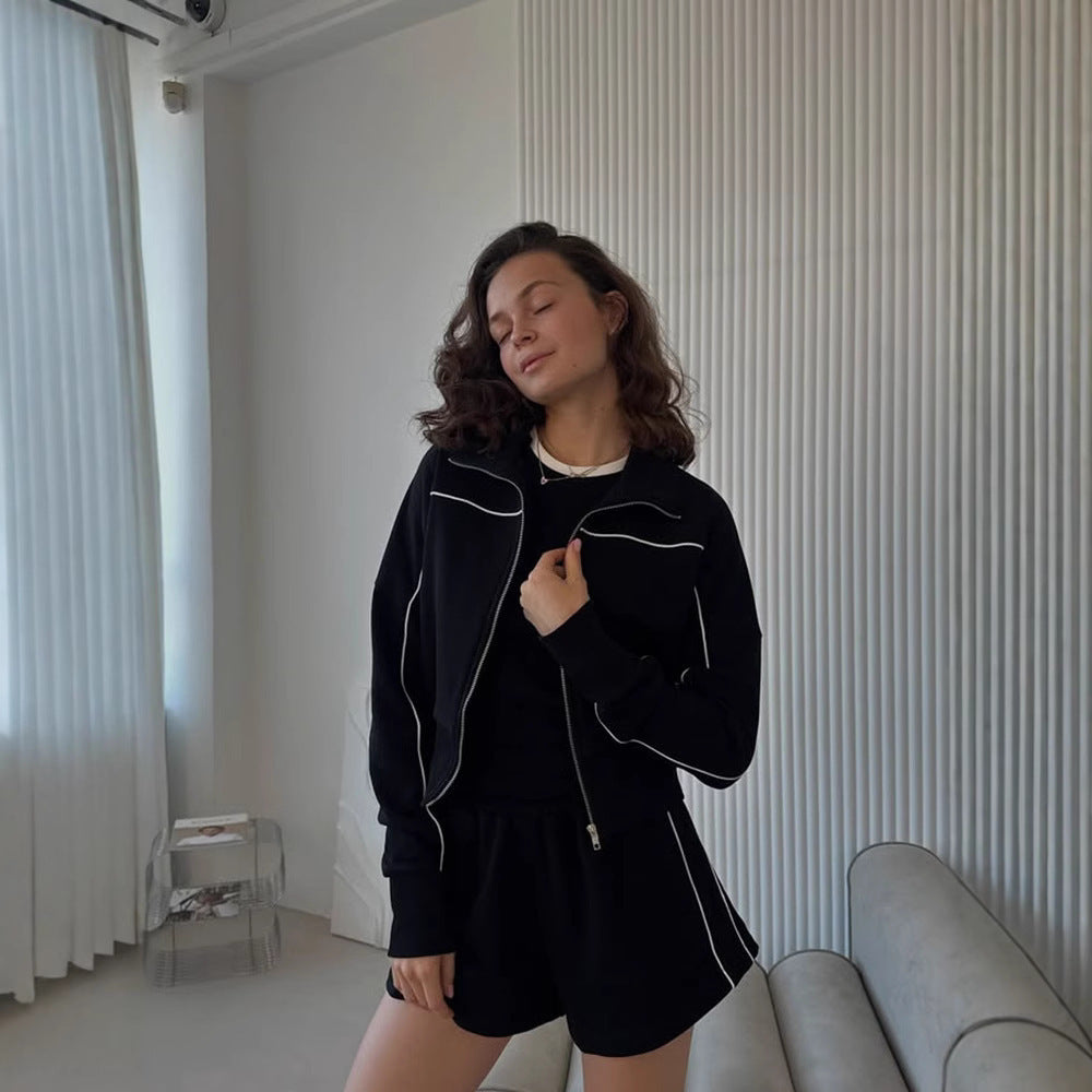 Kvinders sporty sæt lavet af blødt bomuldsstof med cropped top og shorts Skovae