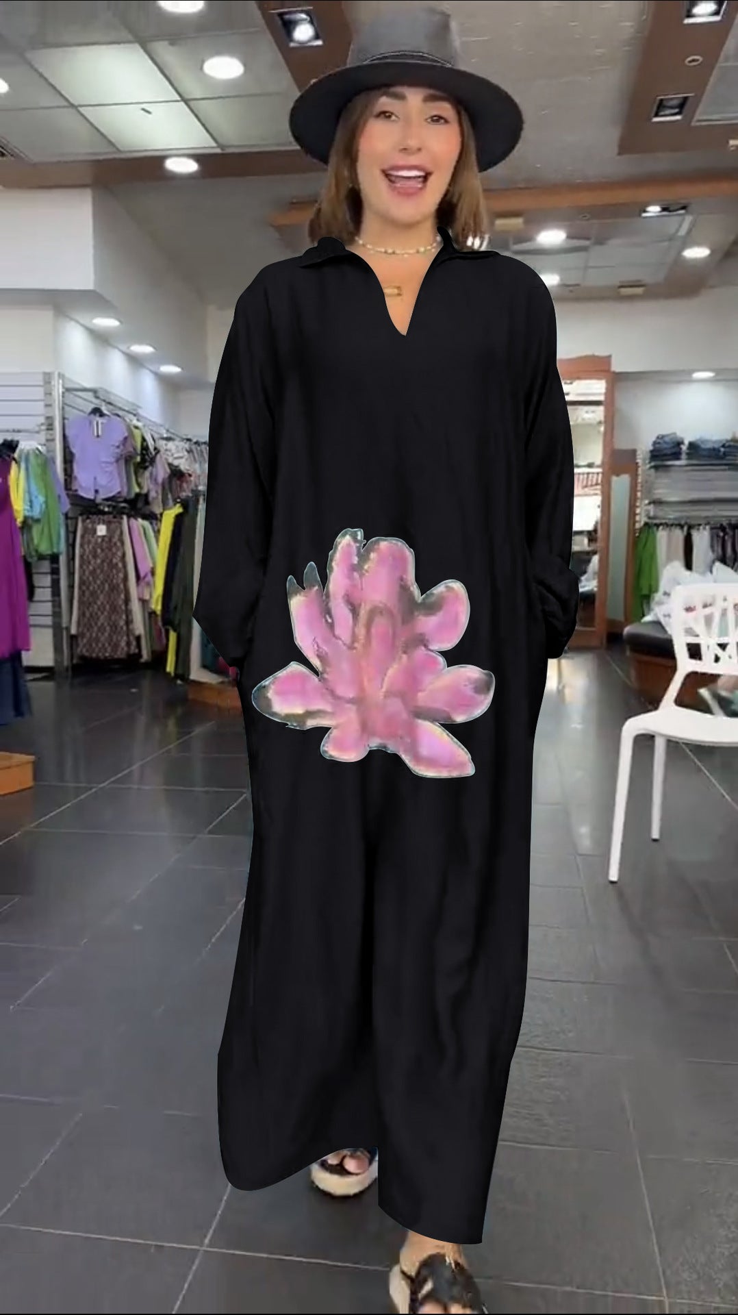 Dame Kaftan-kjole med blomsterdesign og praktiske sidelommer Stilla